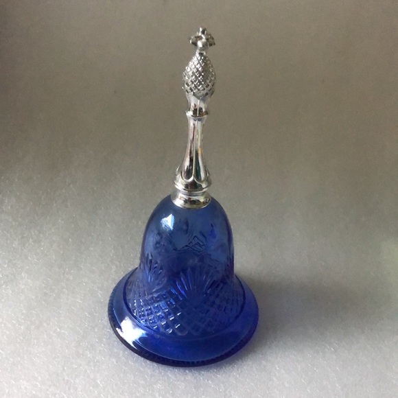 Vintage 1976 Avon blue bell perfume bottle - Picture 3 of 8